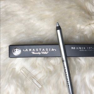 Anastasia Beverly Hills metallic luster liner